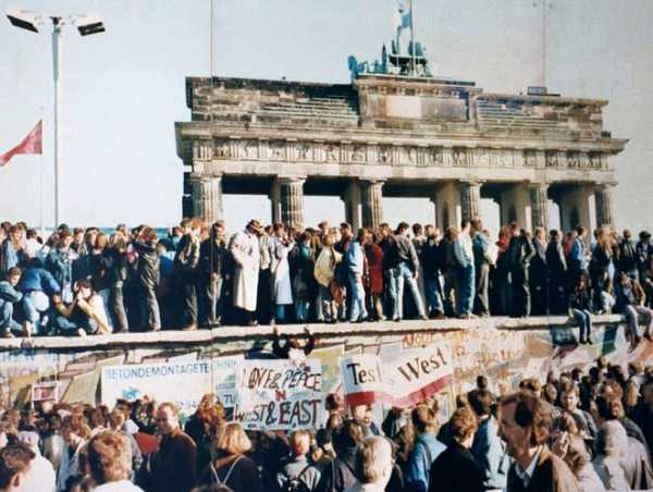 Πτώση, Τείχος του Βερολίνου, Ανατολική Γερμανία, Δυτική Γερμανία, Ομοσπονδιακή Δημοκρατία της Γερμανίας, Λαϊκή Δημοκρατία της Γερμανίας, Σταλινισμός, Υπαρκτός Σοσιαλισμός