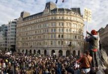 Ο αγώνας των Βρετανών φοιτητών 10105_chris_beckett-crowd_at_trafalgar.jpg