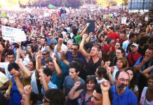 Η μεγαλύτερη διαδήλωση στην ιστορία της Πορτογαλίας 2012-09-15-crowd chanting-Bloco