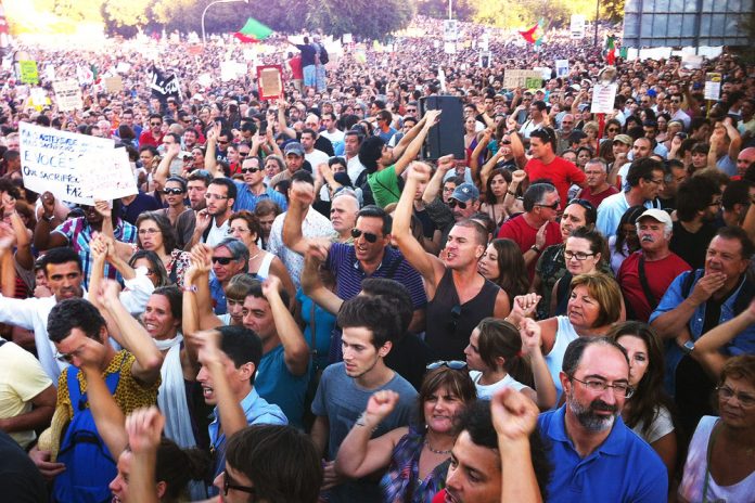 2012-09-15-crowd chanting-Bloco
