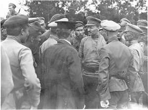 Ο Τρότσκι μιλάει σε στελέχη του Κόκκινου Στρατού/bolshevik.info