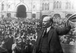Ο Λένιν μιλάει στους αντιπροσώπους στο δεύτερο πανρωσικό Συνέδριο των Σοβιέτ στην Πετρούπολη στις 7/11/1917 (Γρηγοριανό ημερολόγιο)/britannica.com