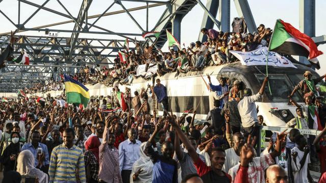 Σουδάν: η επανάσταση σηκώνει κεφάλι ενάντια στο στρατιωτικό πραξικόπημα