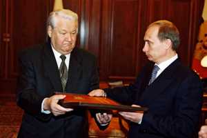 Ο Γιέλτσιν διόρισε τον Πούτιν στο προεδρικό του επιτελείο το 1997, και στη συνέχεια ένα χρόνο αργότερα επικεφαλής της FSB (μυστική υπηρεσία της Ρωσίας), της διαδόχου της KGB. Και έπειτα, ένα χρόνο αργότερα, ήταν πρωθυπουργός / Εικόνα: kremlin.ru, Wikimedia Commons