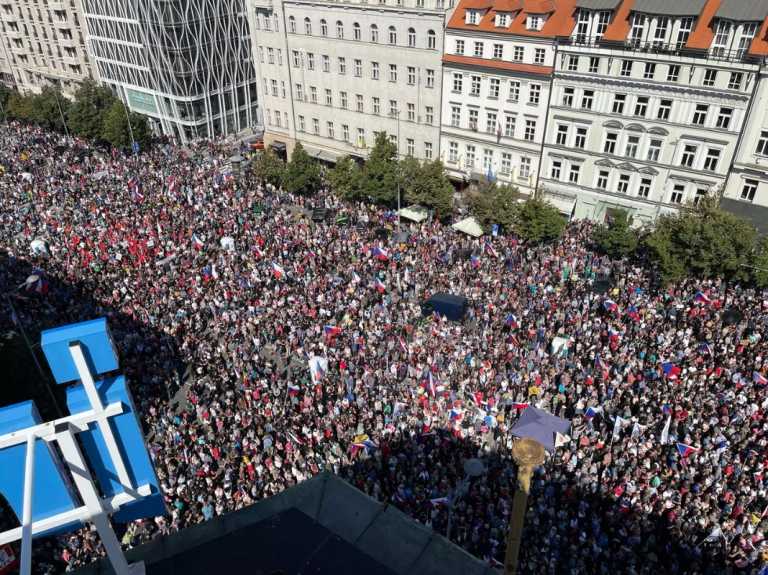 Τσεχία: τι έδειξε η μαζική διαδήλωση στην Πράγα