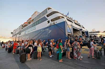 travelers-queue-board-ferry-port-piraeus-aegean-440nw-14011436b